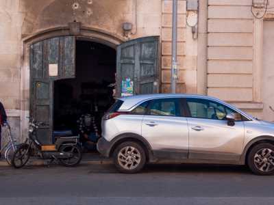 Arrivati al civico 174, notiamo un�antica palazzina con un portone in legno riverniciato di colore grigio